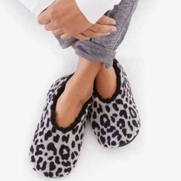 2/$15 Isaac Mizrahi Leopard Print Fleece Sherpa Cozy Slippers size small (5-6.5) - Picture 4 of 4